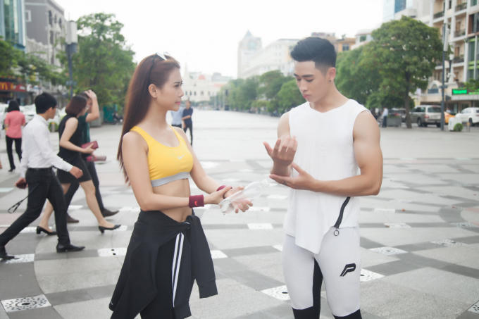 Nữ hoàng Du lịch Liên Phương rạng rỡ tập luyện cùng nam vương Tiến Đạt tại phố đi bộ