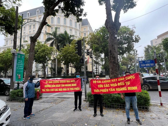 Nhà đầu tư trái phiếu căng băng rôn cầu cứu