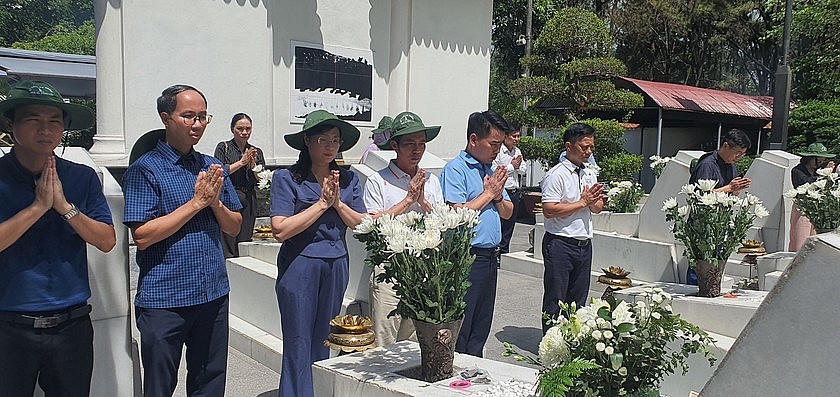 Đoàn công tác dâng hương phần mộ 10 nữ liệt sỹ.