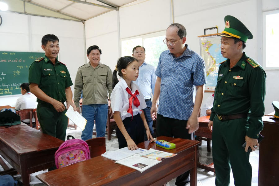 Bí thư Tỉnh ủy Cà Mau và đoàn công tác đến thăm, tặng quà cho các cháu học sinh trong “Lớp học tình thương” trên đảo Hòn Chuối.