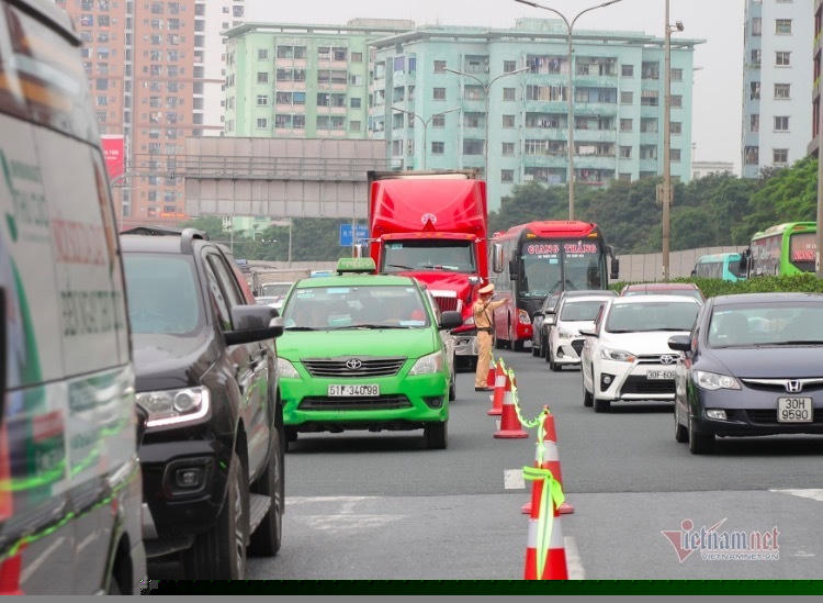 Khi trở lại thành phố, lái xe nên đi đúng làn đường, phần đường của mình và tuân theo sự điều tiết của lực lượng chức năng. (Ảnh: Hoàng Hiệp)