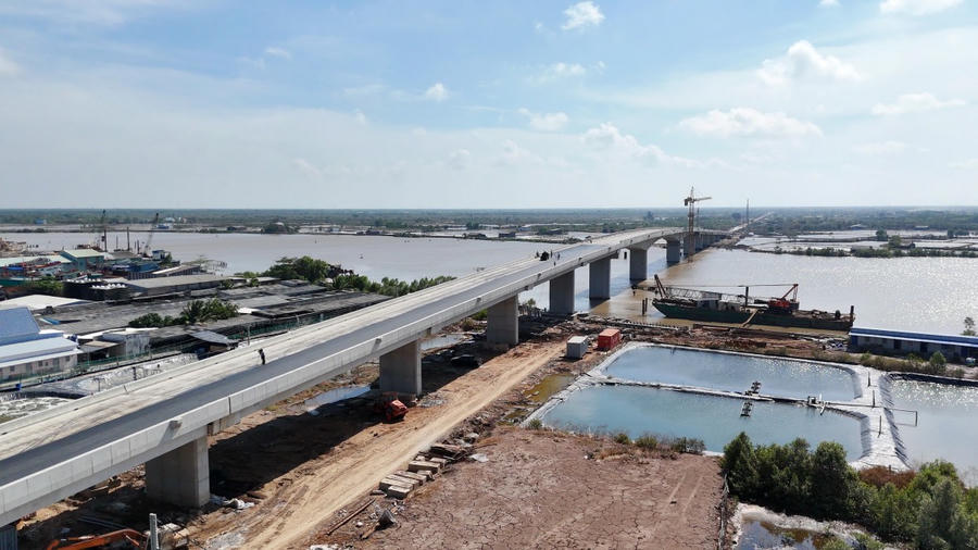Hiện nay, các đơn vị thi công cầu Gành Hào đang gấp rút hoàn thiện các hạng mục để công trình hoàn thành theo kế hoạch và dự kiến sẽ thông xe kỹ thuật vào dịp 30/4.