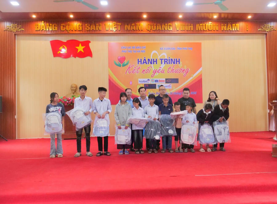 CLB báo chí Phú Thọ tại Hà Nội tặng cặp sách cho các em học sinh.