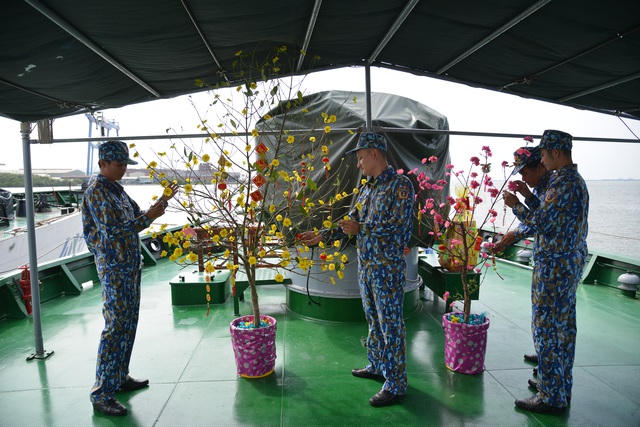 Bên cạnh nhiệm vụ được giao, các chiến sĩ cùng nhau trang trí cây mai trên tàu để đón năm mới.