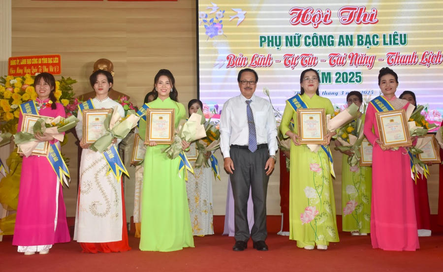 Đạo diễn Phan Hùng - Chi hội trưởng Chi hội Nghệ sỹ sân khấu Việt Nam tỉnh Bạc Liêu, Phó Trưởng Ban Giám khảo trao giải Ba cho các thí sinh.