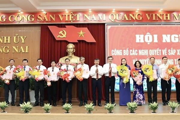 Phó bí thư thường trực Tỉnh ủy, ông Hồ Thanh Sơn và Phó chủ tịch UBND tỉnh, ông Dương Minh Dũng trao quyết định đối với các đồng chí cán bộ được nghỉ công tác theo quy định.