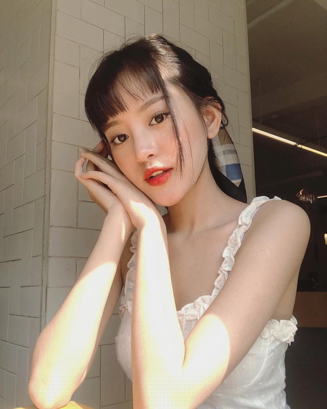 Hình ảnh đời thường xinh đẹp của hot girl 21 tuổi. 