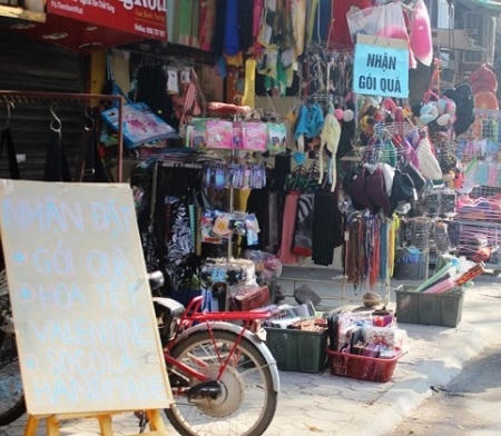 Nhiều cửa hàng đồ lưu niệm nhận gói quà trong dịp Valentine.