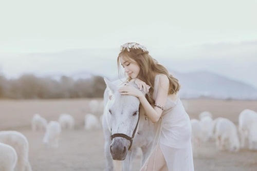 Elly Trần khoe vẻ đẹp nữ thần sau khi sinh con lần 2