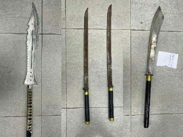 Hung khí nhóm đối tượng dùng để gây án. Ảnh: CAHK