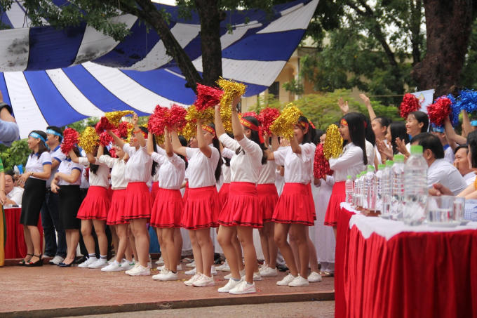 Những màn cổ vũ sôi động của các bạn học sinh trường Hải Lăng.