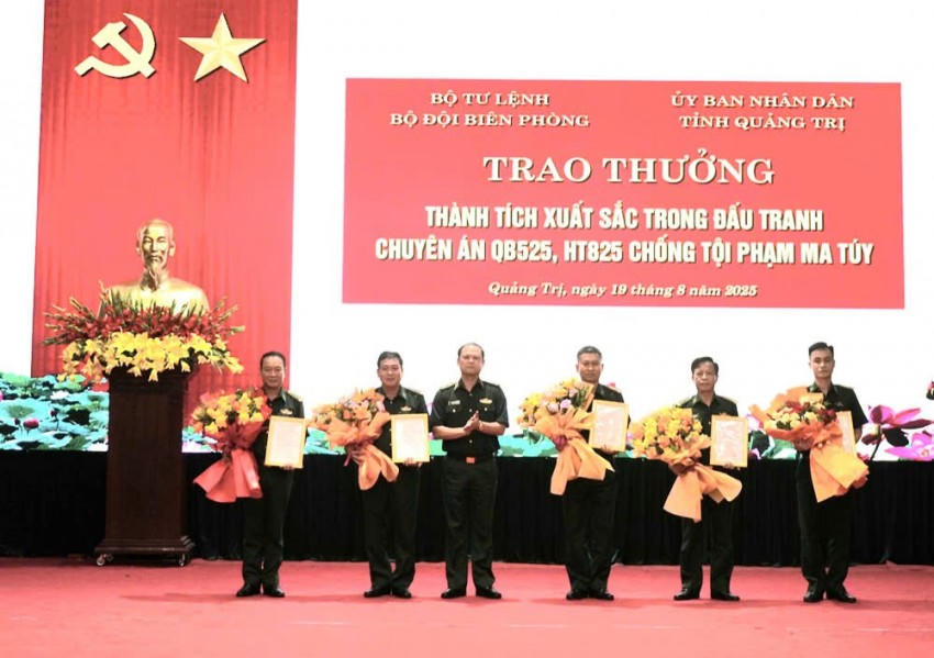 Trung tướng Nguyễn Anh Tuấn - Bí thư Đảng ủy, Chính ủy Bộ đội Biên phòng trao thưởng cho các tập thể có thành xuất sắc trong thực hiện 2 chuyên án về tội phạm ma túy. Ảnh: BP
