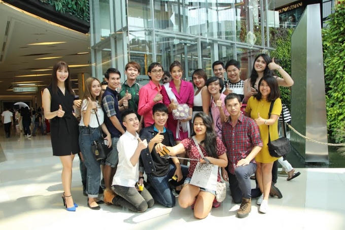 Phạm Hương chụp ảnh cùng fan hâm mộ Thái Lan