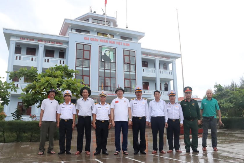 Các đại biểu đoàn công tác thăm Đảo Đá Tây A.