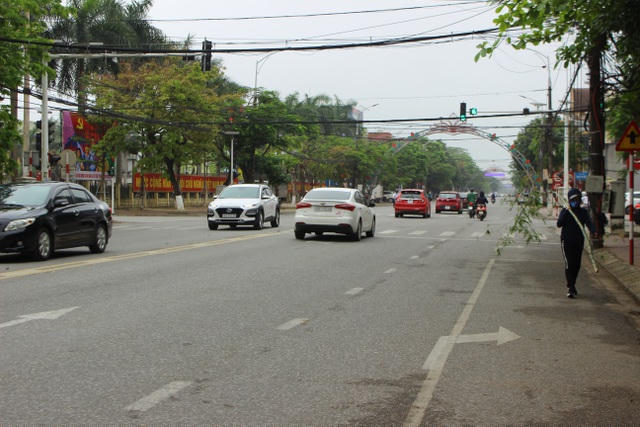7h sáng, một số tuyến đường chính, các phương tiện vẫn hoạt động đi lại. Phần lớn là người đi làm tại các cơ quan công sở.