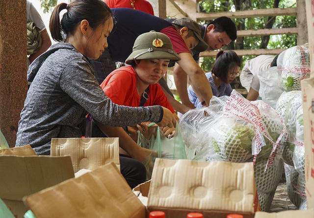 Các thành viên trong đoàn thiện nguyện khóa 2001-2004 THPT Xuân Mai vẫn vui vẻ gói những phần quà để gửi tới bà con.
