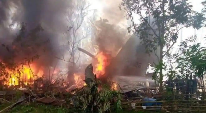 Hiện trường vụ rơi máy bay (Ảnh: Reuters).