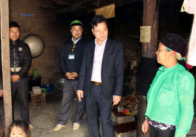 Lãnh đạo huyện Mèo Vạc đến kiểm tra, động viên các gia đình bị ảnh hưởng tại thị trấn Mèo Vạc.