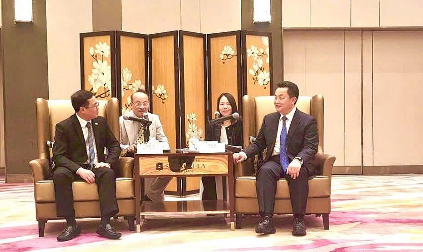 Ông Trần Thiệu Vượng - Phó Bí thư Thành ủy, Thị trưởng TP. Đại Liên tiếp đoàn công tác