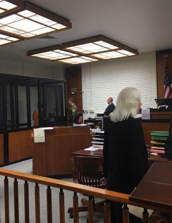 Minh Béo luôn né tránh ống kính của phóng viên.