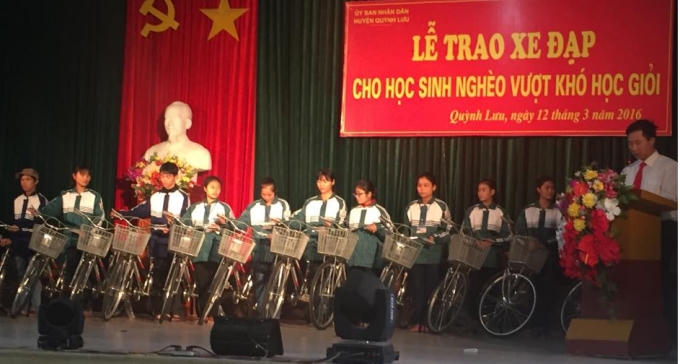 Nhiều em học sinh phấn khởi khi nhận được xe đạp mới từ ngân hàng OCB.