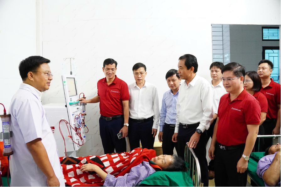 Ông Lê Nhật Thành, UV BCH ĐU xã Hương Sơn, BT ĐU, Giám đốc Trung tâm y tế Hương Sơn giới thiệu về chức năng và tiện ích của máy lọc thận do Agribank tài trợ.