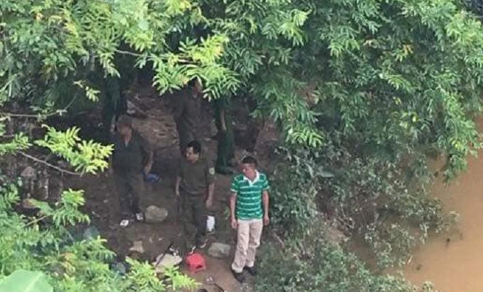 Lực lượng chức năng tiến hành tìm kiếm thi thể nạn nhân.