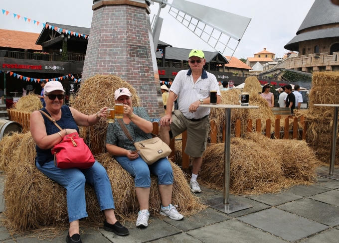 Không gian giải trí, thư giãn lý tưởng với những ly bia thơm nồng của nhóm du khách người Úc.