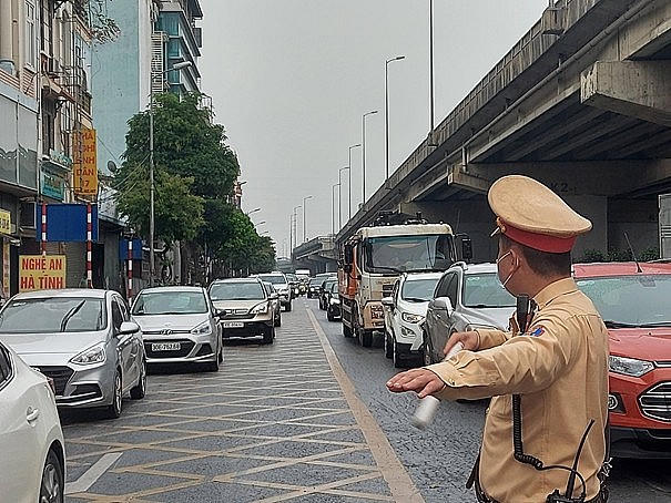 Cảnh sát giao thông Hà Nội phân luồng, điều tiết giao thông ngày giáp Tết. (Ảnh minh họa)