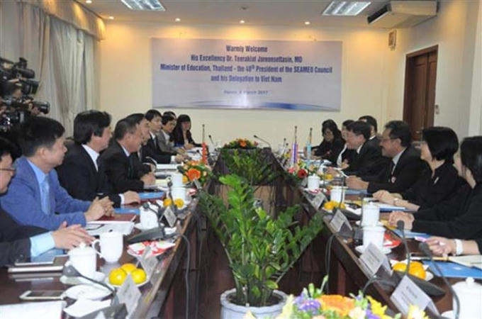 Bộ trưởng Phùng Xuân Nhạ hội đàm với Chủ tịch SEAMEO,Bộ trưởng Bộ Giáo dục Thái Lan Teerakiat Jareonsettasin.