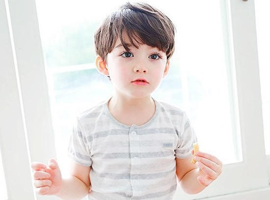 Là em trai của Lauren Hanna Luden - cô bé 9 tuổi đình đám trên mạng xã hội Hàn Quốc, Cooper nhanh chóng thu hút nhiều sự chú ý khi vừa ra đời. Chưa đầy một tuổi, nhóc tỳ đã nhận được không ít lời mời làm người mẫu quảng cáo.