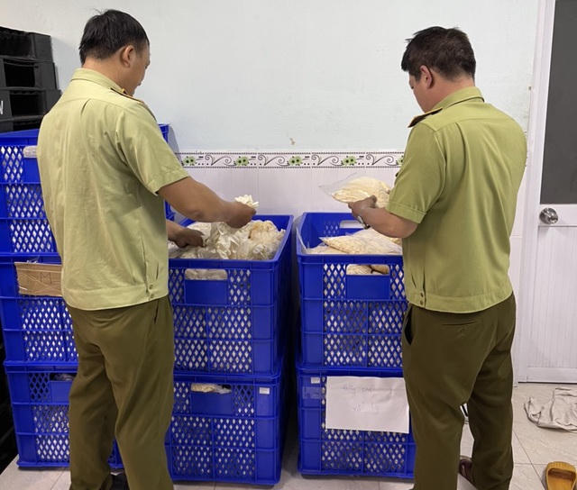 Lực lượng chức năng kiểm tra hàng hóa vi phạm.