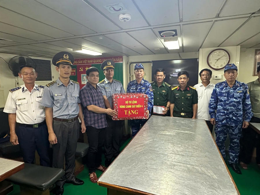 Đoàn công tác động viên, tặng quà cán bộ, chiến sĩ Tàu KN 278