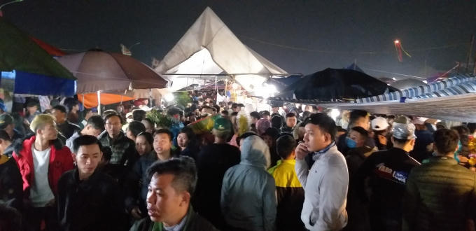 Cảnh tấp nập trong lễ hội chợ Viềng.