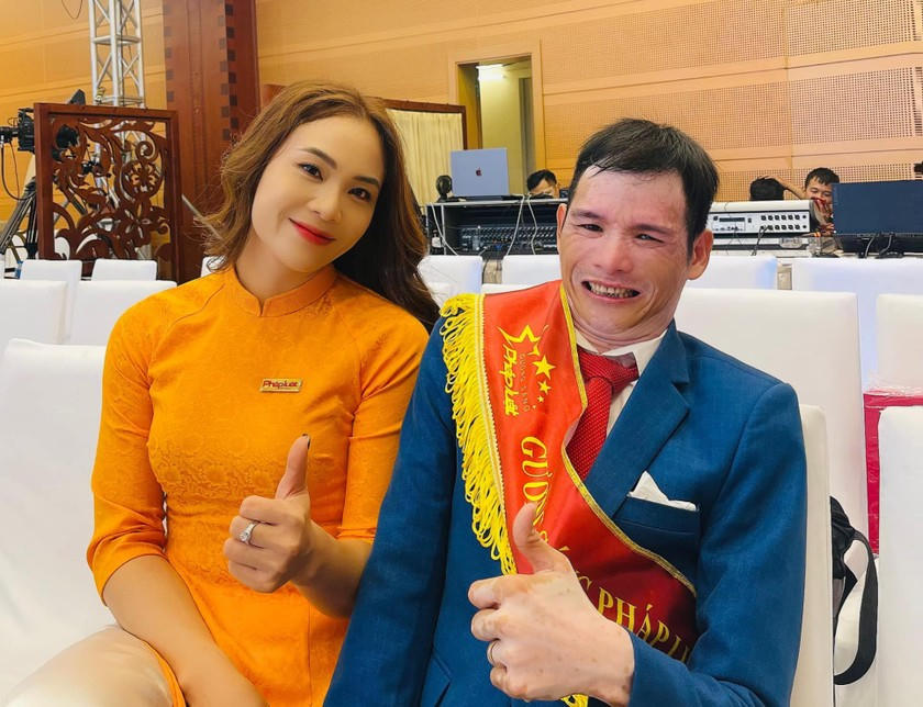 Phóng viên Dương Trang và anh Lê Thái Bình