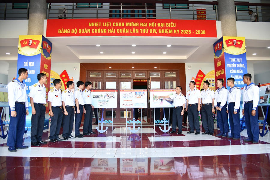 Các đại biểu tham quan trưng bày ảnh “Tự hào người chiến sĩ Hải quân”