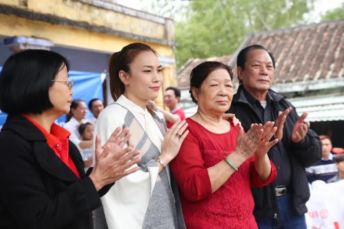 Cùng vỗ tay khích lệ tinh thần bà con.