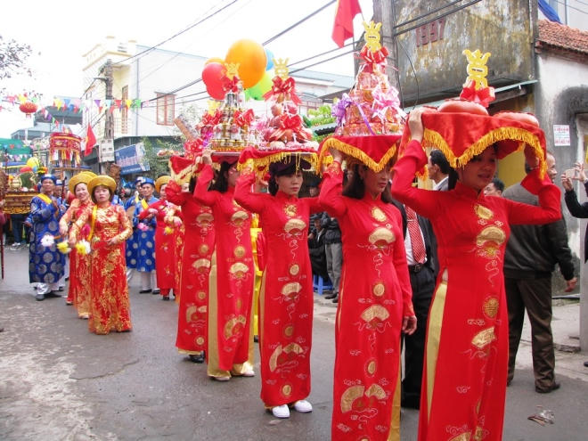 Con cháu trong gia đình mặc quần áo dài đội lễ. Lễ lên miếu không thể thiếu trầu cau, bánh dày…