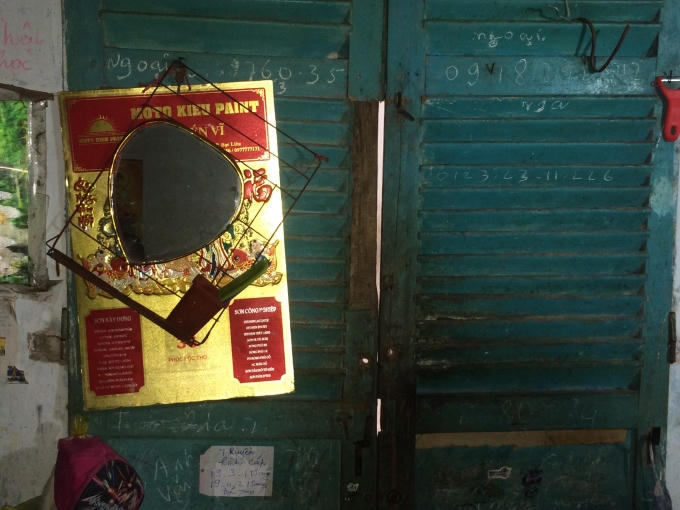 Cửa ra vào rất xập xệ không ổ khóa mỗi lần đóng cửa chĩ khép hờ.