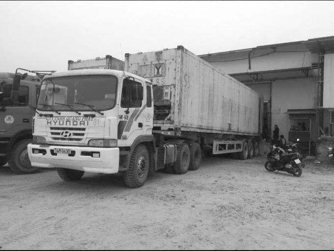 Hàng đang được sang container để thực hiện Quyết định áp dụng biện pháp khẩn cấp tạm thời (tái xuất hàng hóa).