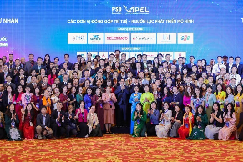 Thủ tướng chụp ảnh chung cùng các đại biểu: Ảnh: VGP