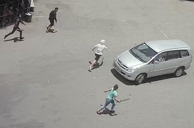 Hình ảnh nhóm côn đồ do nữ quái cầm đầu tấn công nhân viên bến xe Vinh được camera ghi lại trước đó.