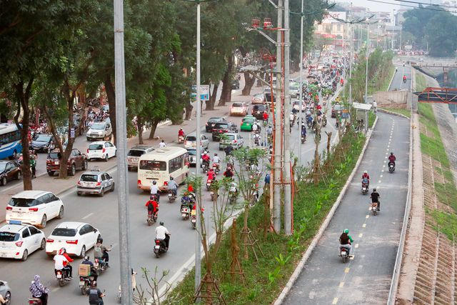 Nhằm giải quyết tình trạng ùn tắc trên địa bàn Thủ đô cũng như đồng bộ hóa hệ thống giao thông, mới đây Sở GTVT Hà Nội đã tiến hành mở rộng đường vành đai 2. Sau một thời gian thi công mở rộng đang chờ đi vào hoàn thiện, đường Láng có thêm một làn đường dài hơn 4km chạy dọc đường Láng và chỉ dành cho người đi bộ, đi xe đạp.