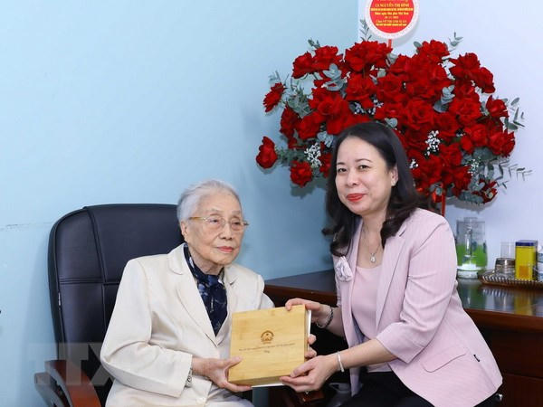 Phó Chủ tịch nước Võ Thị Ánh Xuân tặng quà nguyên Phó Chủ tịch nước Nguyễn Thị Bình. (Ảnh: Văn Điệp/TTXVN)