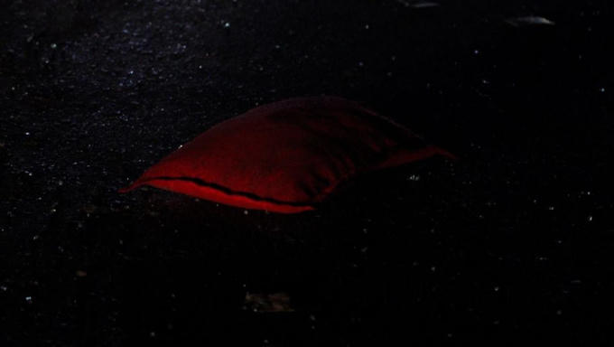 Chiếc chăn bị cháy xém .