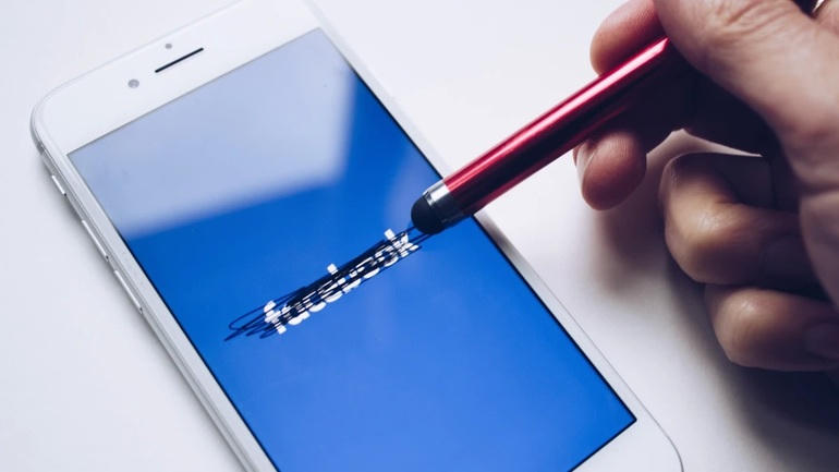 Mạng xã hội Facebook khiến người dùng tiêu tốn thời gian vào những việc vô nghĩa (Ảnh: PhoneArena).