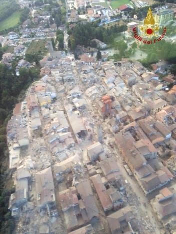 Toàn cảnh vụ động đất chụp từ trên cao ở thị trấn Amatrice. (Ảnh: Reuters)