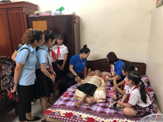 Hoạt động thăm hỏi, tặng quà mẹ VNAH Trần Thị Khiếu - Phường Trúc Bạch, quận Ba Đình của các bạn thanh niên quận Ba Đình