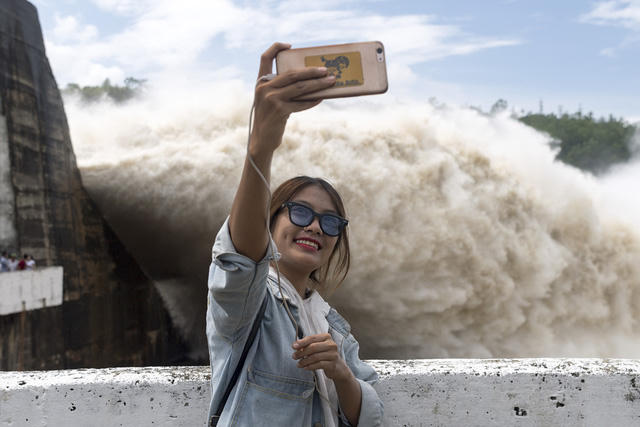 Tranh thủ selfie trước dòng nước ký thú