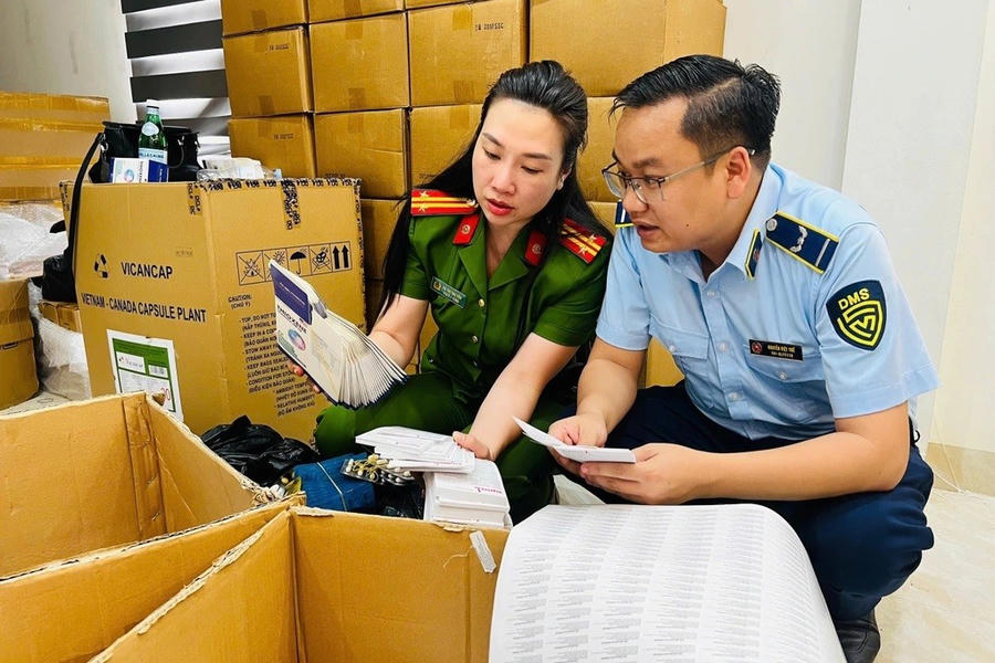 Lực lượng chức năng khám xét các địa điểm và thu giữ tang vật. (Ảnh: Công an TP Hà Nội)